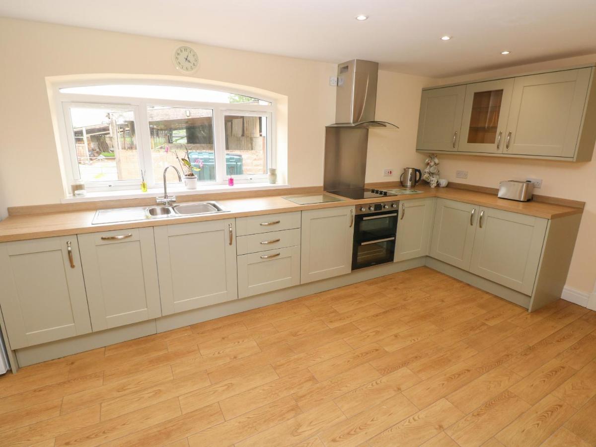 Villa Woodpecker Barn Pontyclun Exterior foto